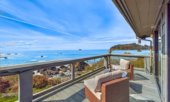 Trinidad Casa | Beachfront home, great for families, ocean access from yard, hot tub