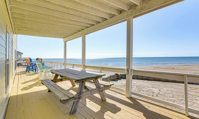 San Luis Casa | Beachfront Home w/ Deck + Views in Freeport!