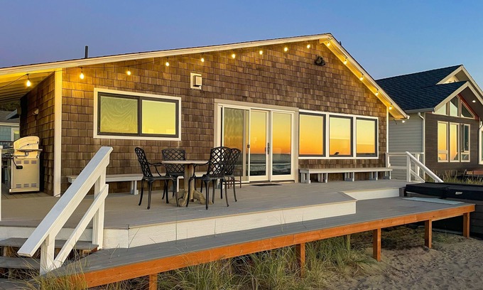 Neskowin Casa | Beachfront home with ocean-view hot tub & wood-burning fireplace - dog-friendly