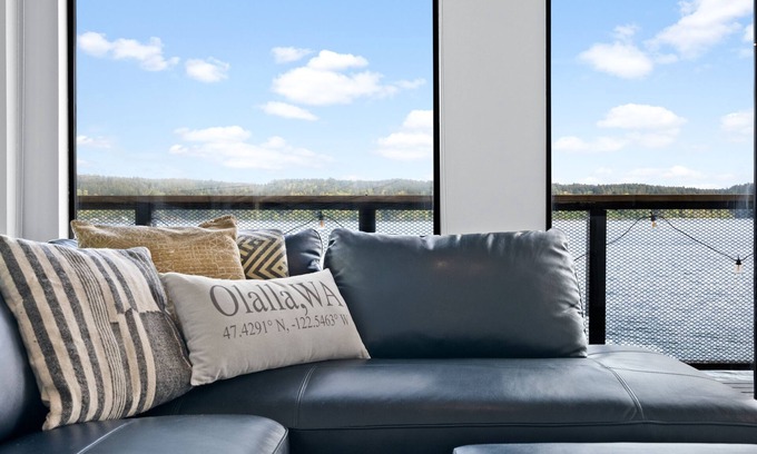 Olalla Casa | Beachfront House- Kayaks- Bouy
