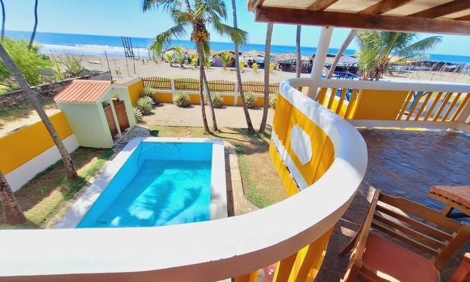 Poneloya Casa | Casa Frente al Mar con Piscina - Perfecta para 12 Personas