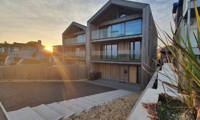 Shoreham-by-Sea Casa | Beachfront luxury modern open plan Townhouse.