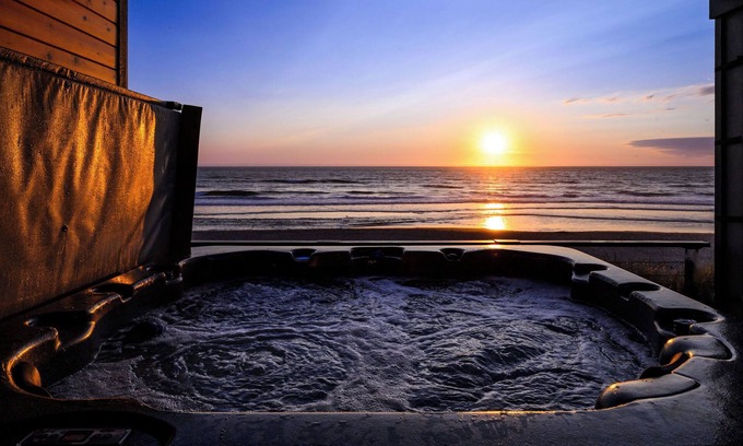 Rockaway Beach Casa | Beachfront Luxury 5 star, Hot Tub, Fire Pit, Spa, Arcade, ♥on the Ocean♥ 4 kings