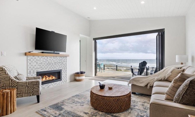 Black Creek Apartamento | Beachfront Luxury Suite #15 at THE BEACH HOUSE