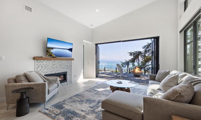 Black Creek Casa | Beachfront Luxury Suite #21 at THE BEACH HOUSE