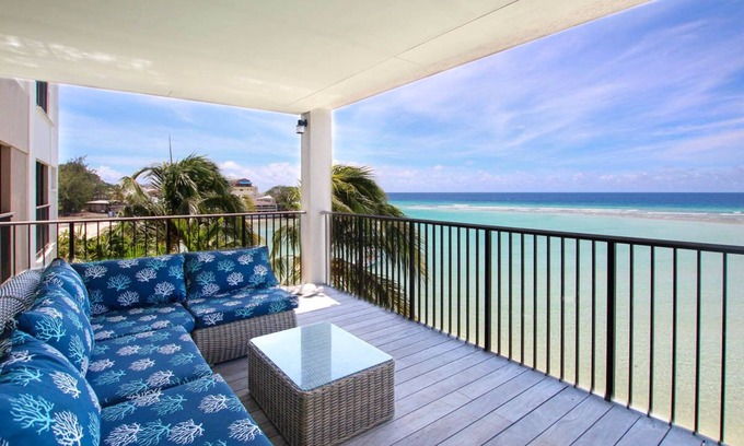 Saint Lawrence Apartamento | Beachfront Luxury with Incredible Ocean Views