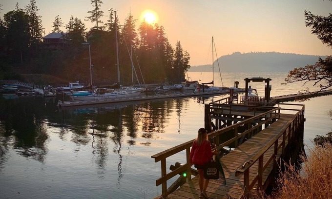 Salt Spring Island Casa | Beachfront new chalet home w/ dock access and mooring buoy