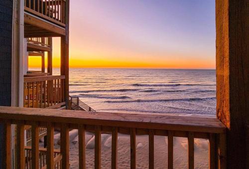 Sneads Ferry Apartamento | Beachfront, Newly Renovated at Aqua Vista