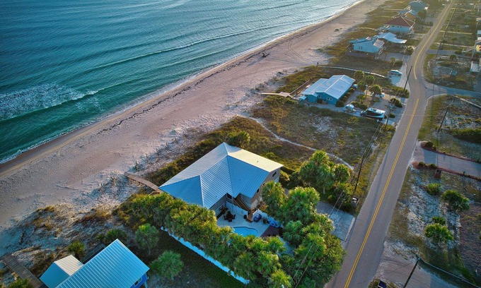 St. George Island Casa | Frente a la playa, 5 dormitorios, piscina grande rodeada de palmeras con área de comedor para 12 personas, cocina del chef