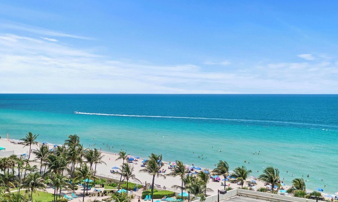 Hollywood South Central Beach Condominio | Beachfront Ocean View Balcony Pool Gym