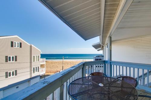 Ocean Park Apartamento | Beachfront Old Orchard Beach Condo with Balcony
