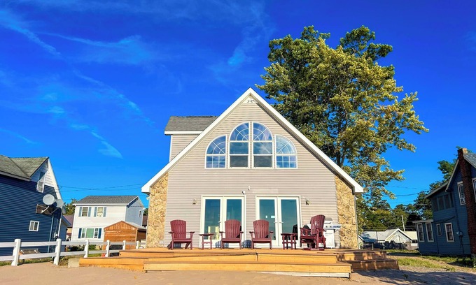 Sylvan Beach Casa | Beachfront Peaceful 4 bedroom House at Sylvan Beach. Family Friendly Sleeps 10!