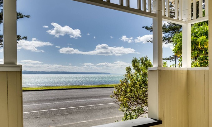 Bluff Hill Casa | Beachfront Pearl - Napier Holiday Home