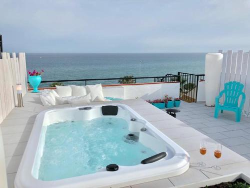 La Capellania Apartamento | Beachfront Penthouse - Heated Jacuzzi, BBQ & Bikes