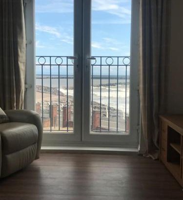 Port Talbot Casa | Beachfront pet friendly townhouse, Stunning views
