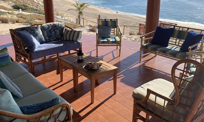Los Zacatitos Casa | Propiedad frente a la playa, playa para nadar, con capacidad para 2 a 12 personas.