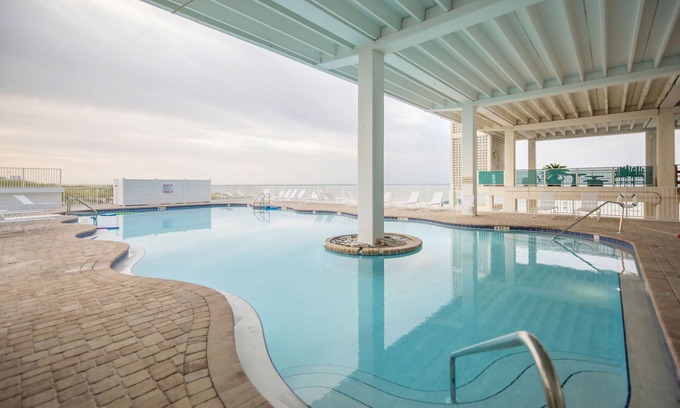 Bid-a-wee Beach Condominio | Unidad completamente remodelada en un icono de PCB!
