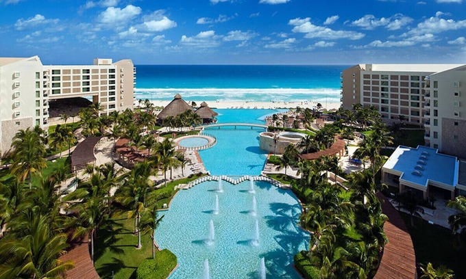 Zona Hotelera Complejo | Beachfront resort with water-sports, excursions, & shopping