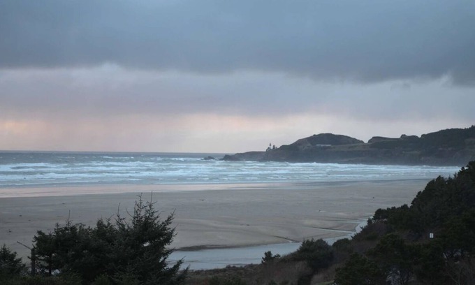 Newport Hotel | Beachfront Stay! Drive Along Highway 101 | Near Yaquina Bay Lighthouse