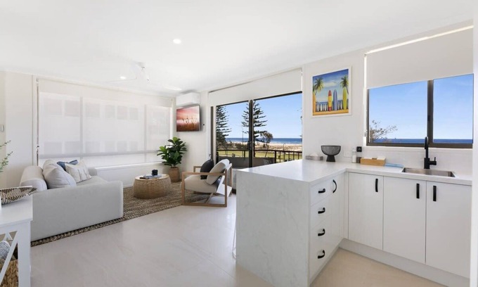 Coolangatta Apartamento | Beachfront Studio with Balcony & Stunning Views