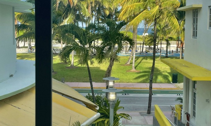 South Beach Apartamento | Beachfront Suite in the Carlyle Hotel on Ocean Drive in South Beach Miami