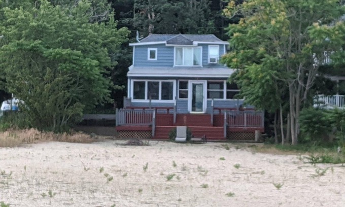 Sea Cliff Casa | Beachfront Summer Rental- Sea Cliff