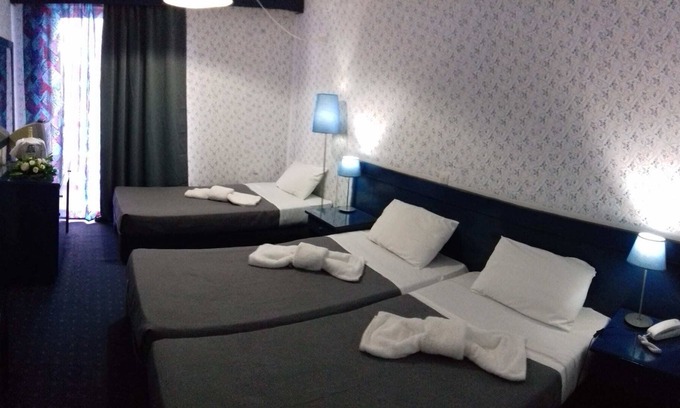 Agia Marina Cama Y Desayuno | Beachfront Triple Room- Argo Seaside Stays