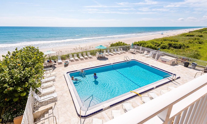 Indian Harbour Beach Condominio | Alquiler de vacaciones frente al mar, hermosas vistas desde el balcón del segundo piso.