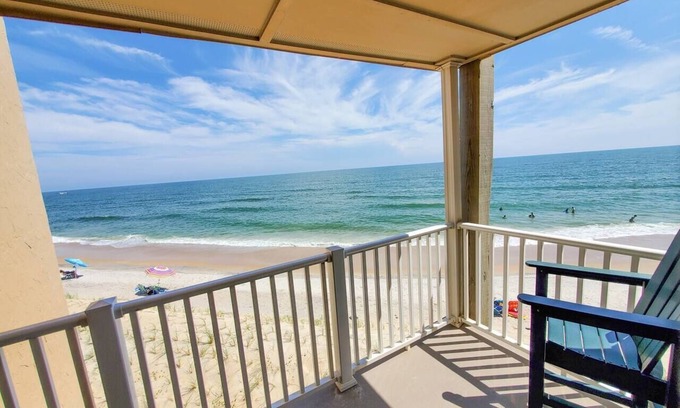 McCutcheon Field Condominio | Beachfront, Updated, Topsail Dunes "Shining Sea"
