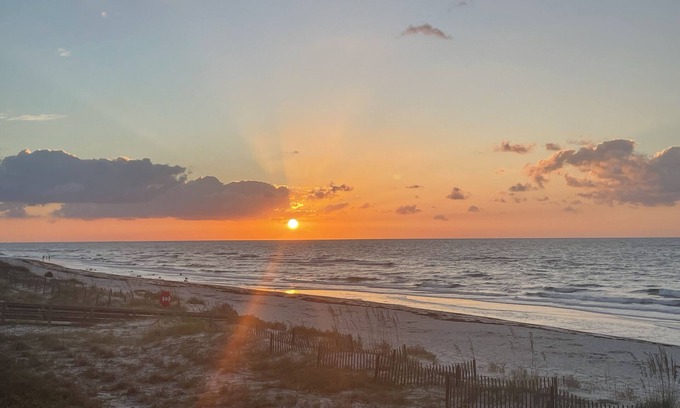 East End Casa | BEACHFRONT and DOG FRIENDLY Come watch the dolphins play!