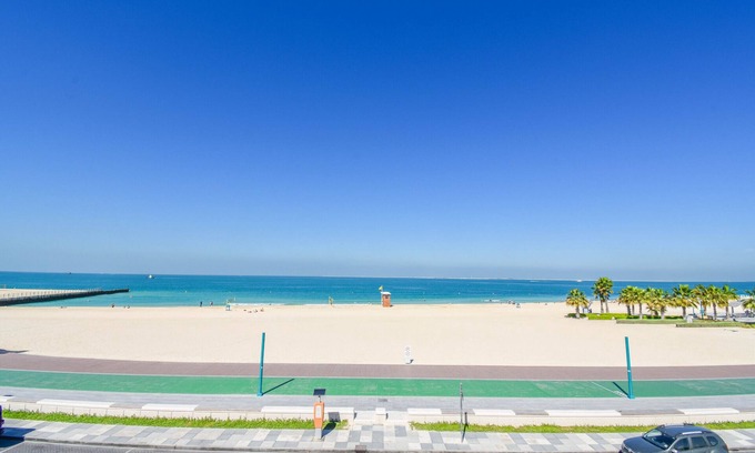 Jumeira 3 Villa | Beachfront Villa - 7 BR + Maids Room on Kite Beach