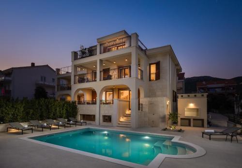 Kastela Villa | Beachfront Villa Armeria with Pool