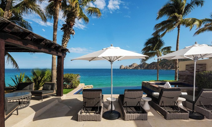 El Médano Ejidal Villa | La villa más lujosa frente a la playa en Cabo San Lucas con acceso privado a la playa