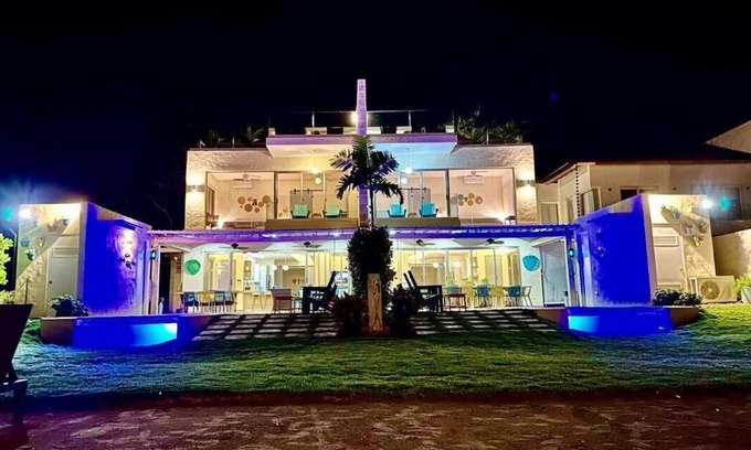 El Limon Casa | Beachfront Villa perfect for a family getaway! Pet-friendly + services.