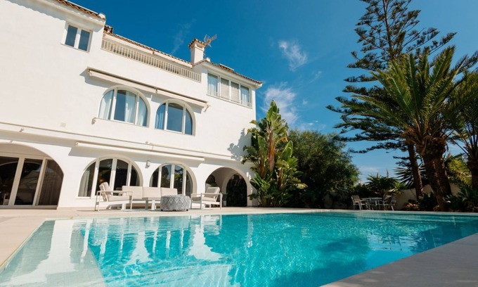 Urbanizacion Costabella Villa | Villa Océano: Una joya a pie de playa, con piscina climatizada en Costabellla, Marbella