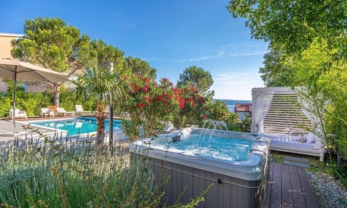 Dramalj Casa | Villa frente al mar con piscina privada, jacuzzi y vistas al mar