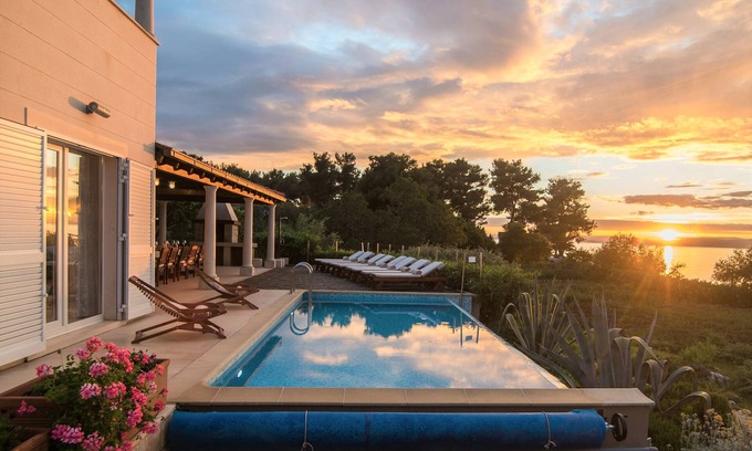 Mirce Villa | Villa frente al mar con piscina climatizada, terrazas con vista al mar y jardines ecológicos
