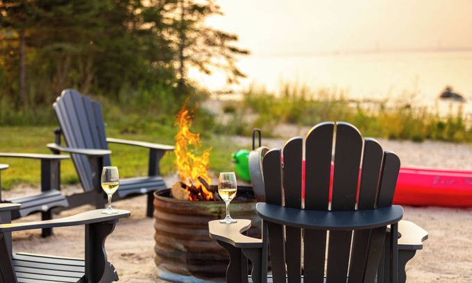 Cheboygan Cabina | Beachfront w/Hot Tub, Kayaks, and Amazing views of the Mackinaw Bridge