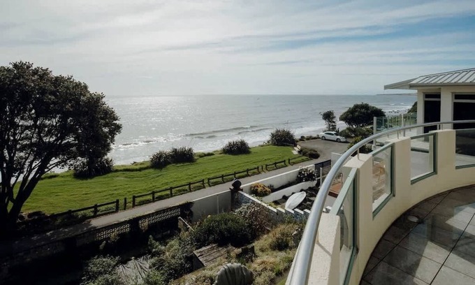 Bell Block Casa | Beachfront Wanaka Beachhouse with Views