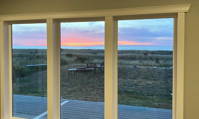 Westport Casa | Beachfront Westport Home with Deck!