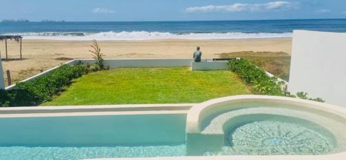 Ixtapa - Zihuatanejo Casa | Beachfront White Villa in Playa Blanca