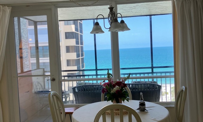 Golden Beach Condominio | Beachfront with gorgeous costal views! - minimum 3 month stay