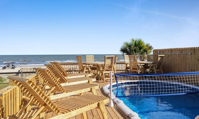 Port Bolivar Casa | BeachfrontHeatedPool!HotTub!Weddings!EventParking!Sleep24!Pets!Starlink!PuttPutt