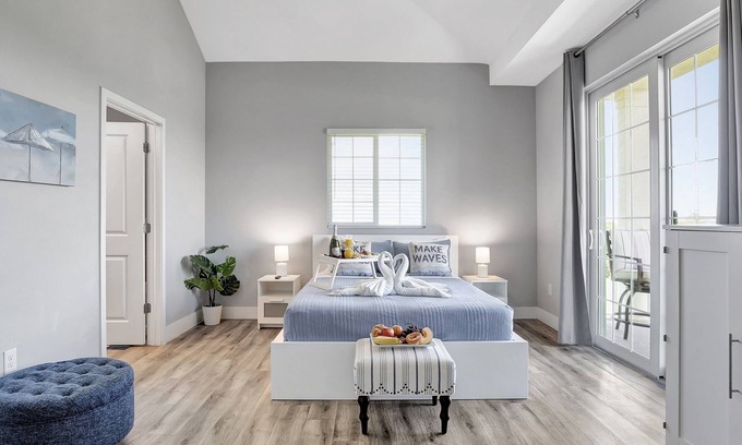 Ruskin Casa | Beachin Sun - Chic Waterfront Retreat