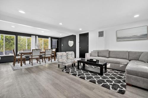 Waukegan Casa | Beachpark Retreat Home-Huge outdoor fun, Game,Navy