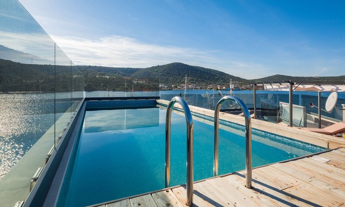 Vinisce Villa | Villa de lujo frente al mar con piscina en la azotea, gimnasio y spa a solo 20 min. Desde el aeropuerto de Split