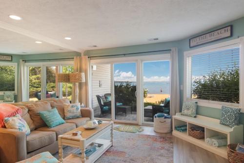 Traverse City Casa | Beachside 109 with Direct Beach Access Pool and Hot Tub