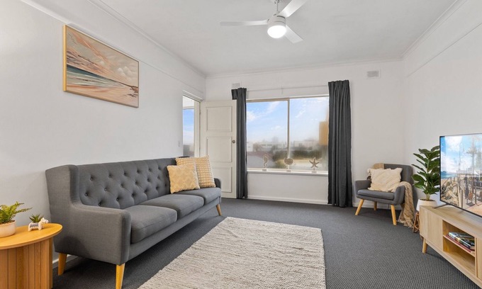 Glenelg North Apartamento | Beachside 2-Bed Apartment with Balcony Views