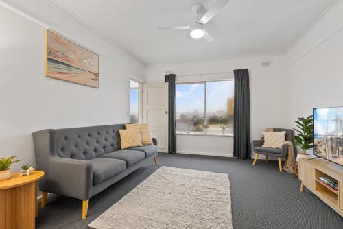 Glenelg North Apartamento | Beachside 2-Bed Apartment with Balcony Views
