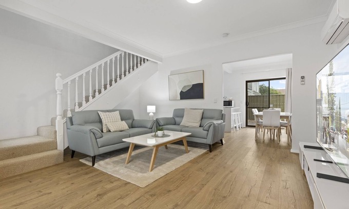 Glenelg South Casa | Beachside 3-Bed Retreat with BBQ & Garage